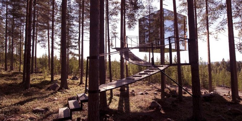 Buitenkant-mirrorcube-kamer-van-het-Treehotel-in-Harads-Zweden-(c)Treehotel