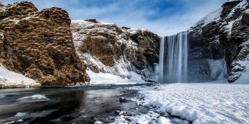 IJsland-Skógafoss-waterval-tijdens-de-winter-Nordic