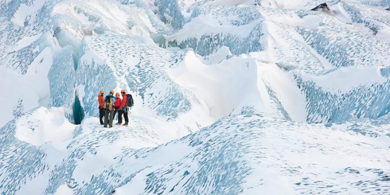 IJsland-begeleide-gletsjerwandeling-©-Mountain Guides