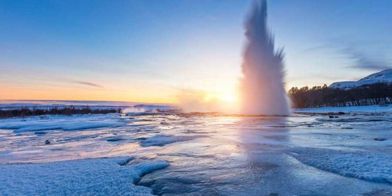 geyser islandais dans un paysage enneigé