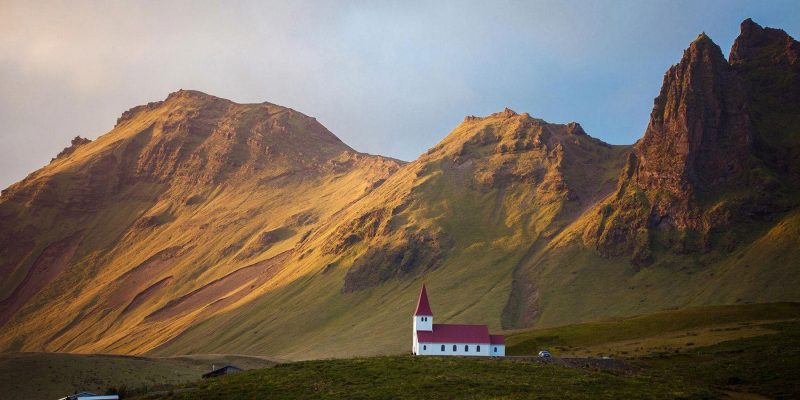 IJsland-wit-kerkje-in-het-landschap