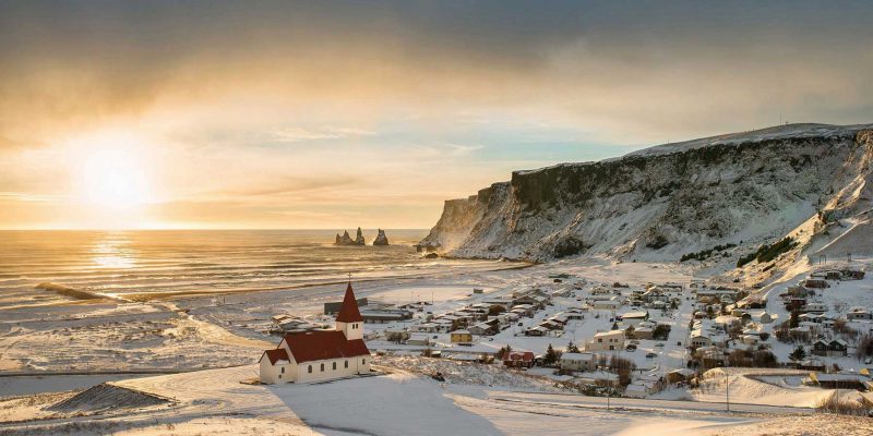 Kerkje-in-winters-landschap-in-IJsland-vik