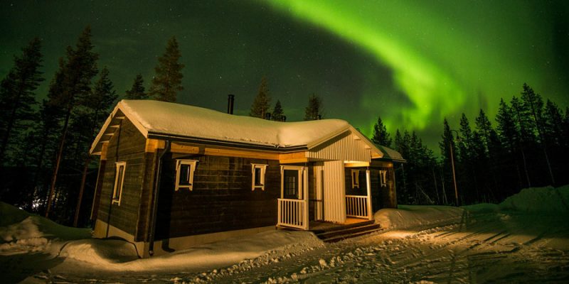 Noorderlicht boven chalet Valkea Lapland