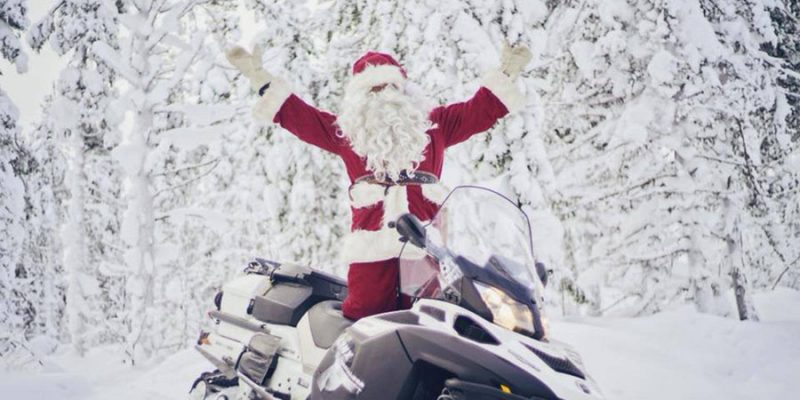 Père Noël sur une motoneige en Laponie