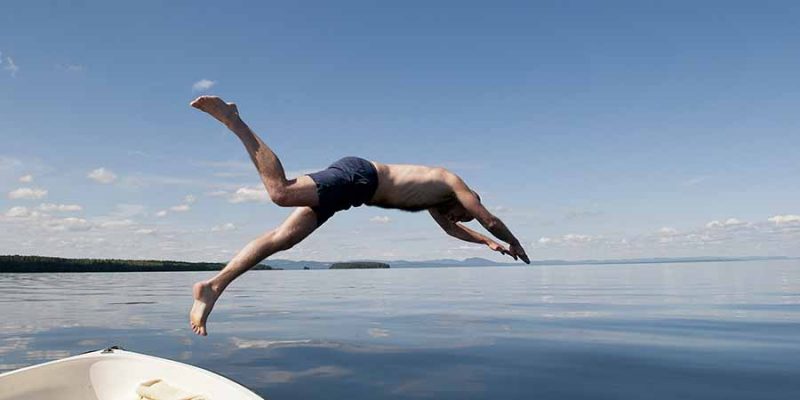 Siljan-meer-man-springt-in-het-water
