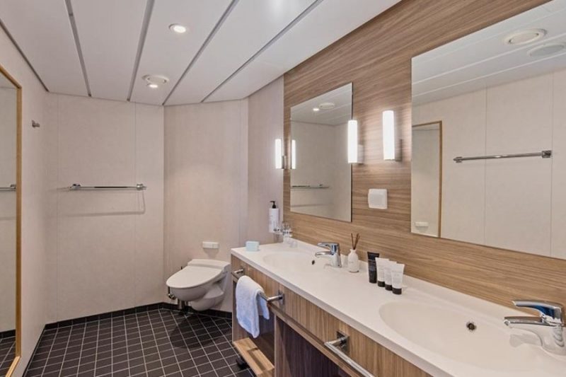 Ruime, moderne badkamer aan boord