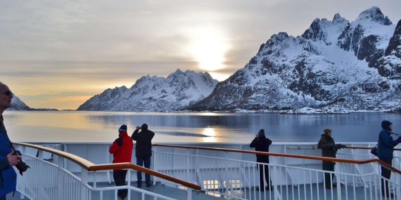 Op het dek van het Hurtigrutenschip het uitzicht bewonderen.