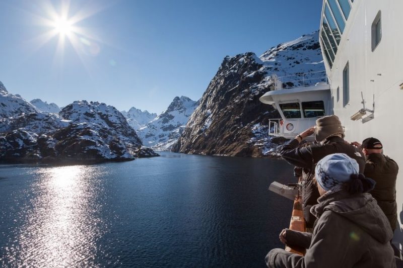 Het uitzicht bewonderen aan boord van het Hurtigruten expeditieschip.