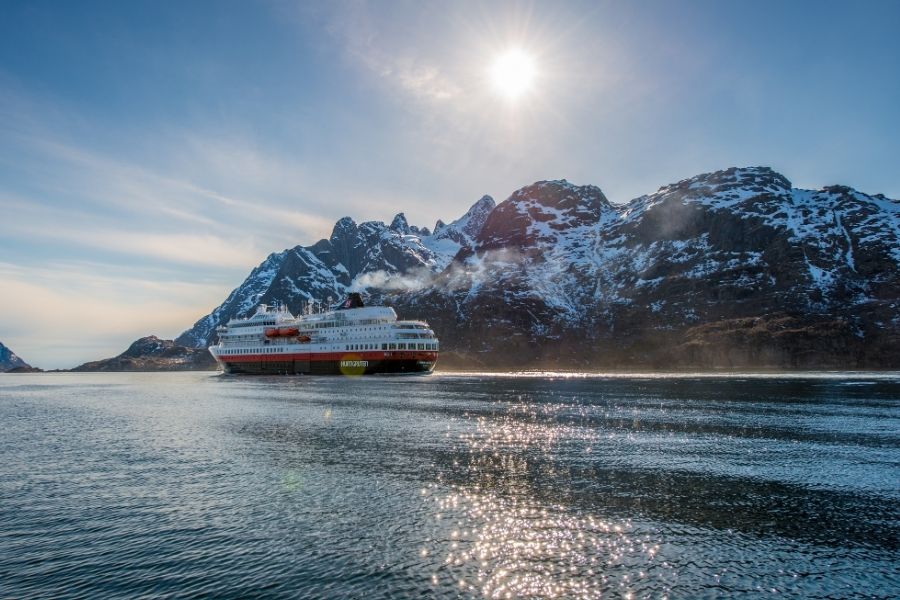 Hurtigrutenschip aan de Noorse kust