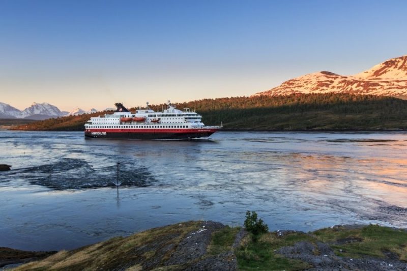 Hurtigruten expeditieschip voor de Noorse kust in de winter