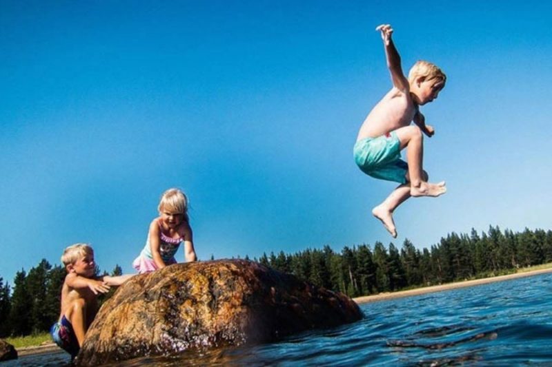 Kinderen beleven waterpret aan de Zweedse meren