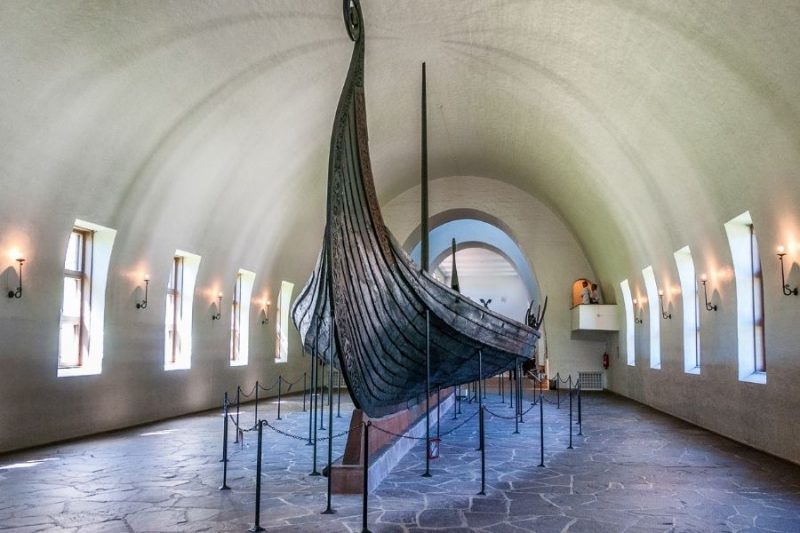 Vikingsschip museum in Oslo - replica van een schip