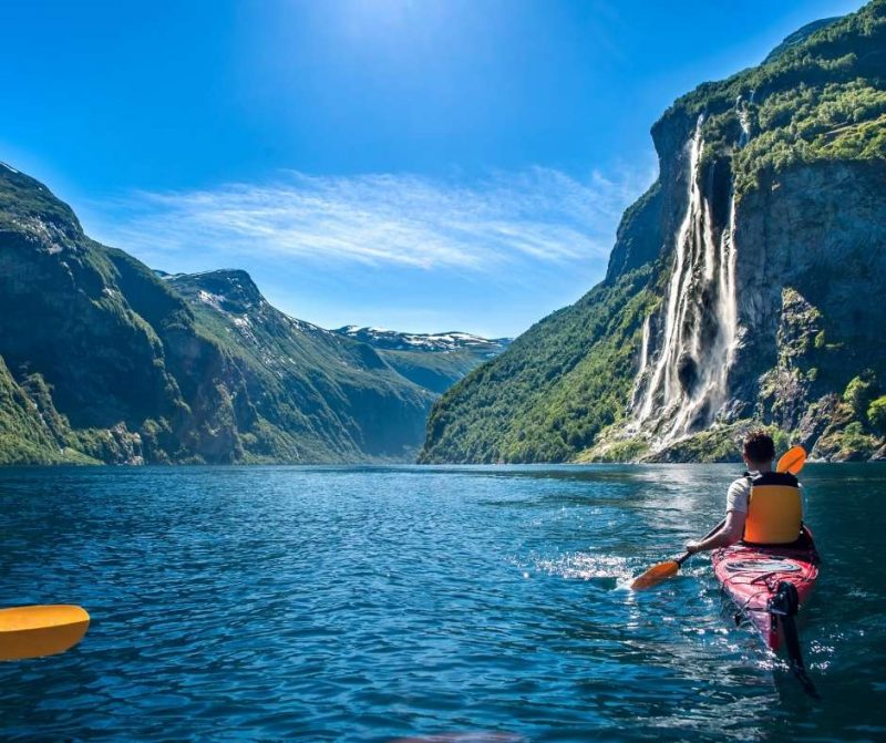 Kano op het water in Noorwegen