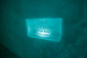 Naam van een kamer op bordje van ijs - ©Northworks Mikael Thörnqvist