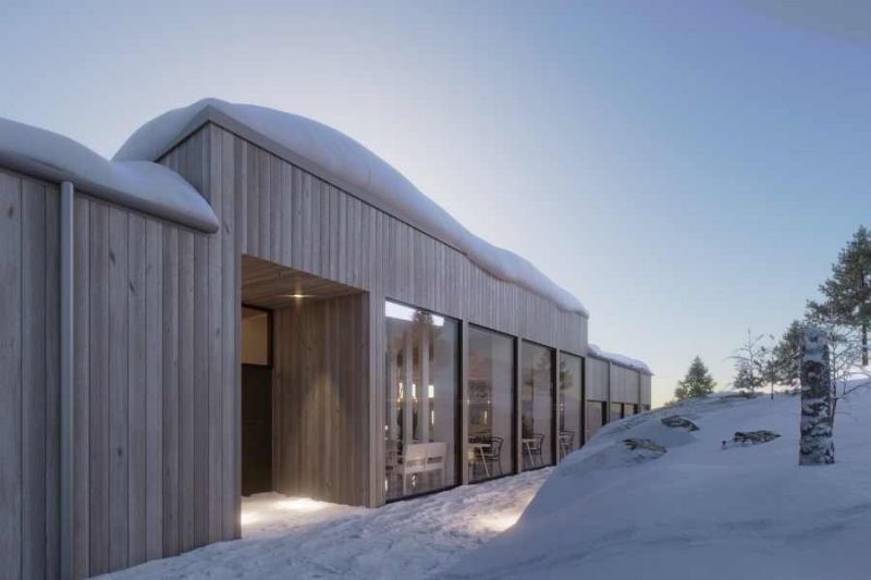 Vanuit het hoofdgebouw van de Lapland View Lodge geniet je van een prachtig uitzicht dankzij de panoramische ramen - ©Explore The North