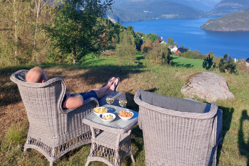 Gezellig een drankje doen bij het schitterende uitzicht bij het gezellige huisje aan de Nordfjord