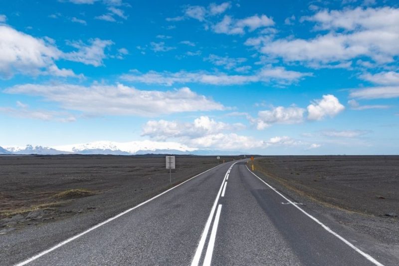 Verharde wegen op de doorreis in IJsland.