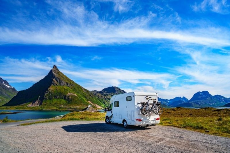 Camper rijdt door Noorwegen op zonnige dag