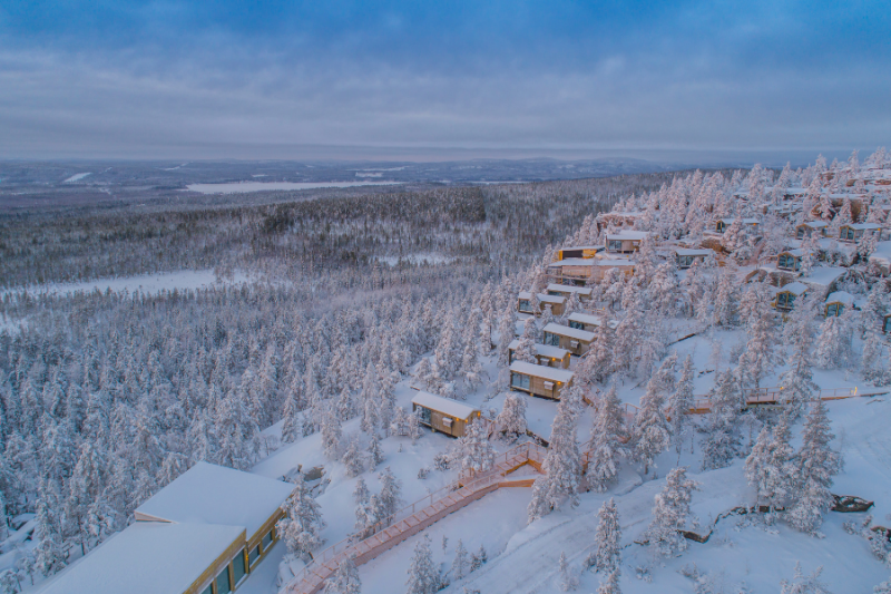 Uitzicht over meerdere cabins en de uitgestrekte wildernis bij de Lapland View Lodge