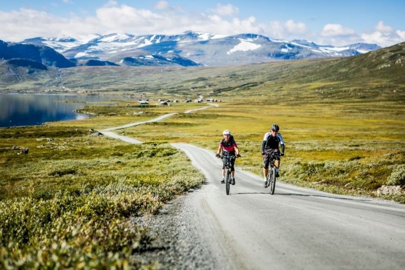 Fietsers rijden in Noorwegen in een uitgestrekt landschap