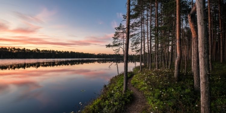 Een zonsondergang aan het water in Finland
