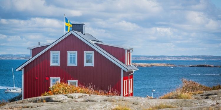 huisje in Zweden met vlag