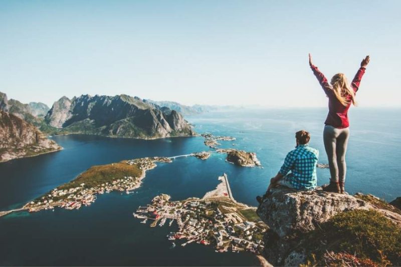 Koppel kijkend naar uitzicht in Noorwegen