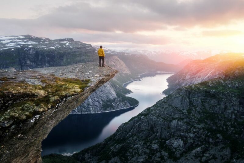 Wandelaar op een uitkijkpunt tussen de Noorse Fjorden - Nordic