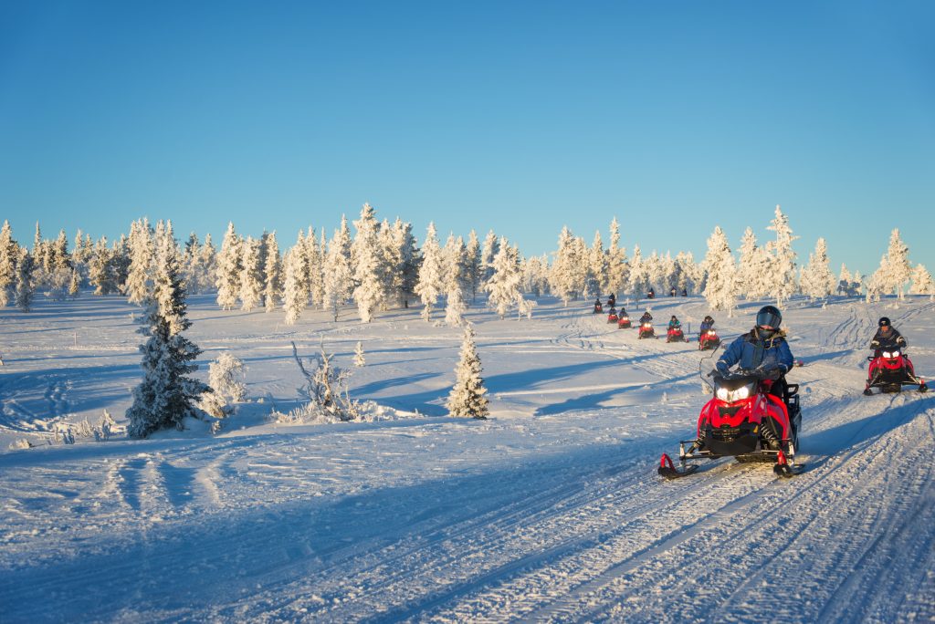 Sneeuwscootertocht in winters Lapland met een groep