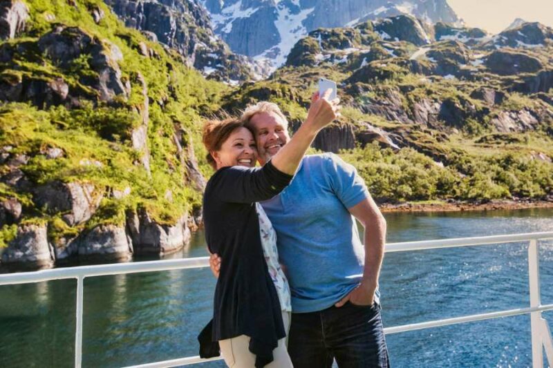 Koppel neemt foto op Hurtigruten schip in Noorwegen