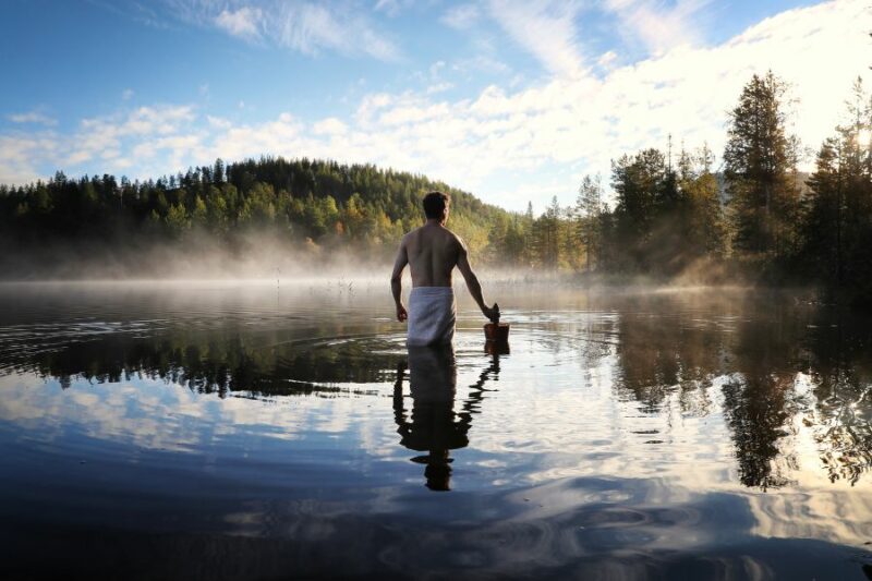 Se rafraîchir dans le lac finlandais après le sauna