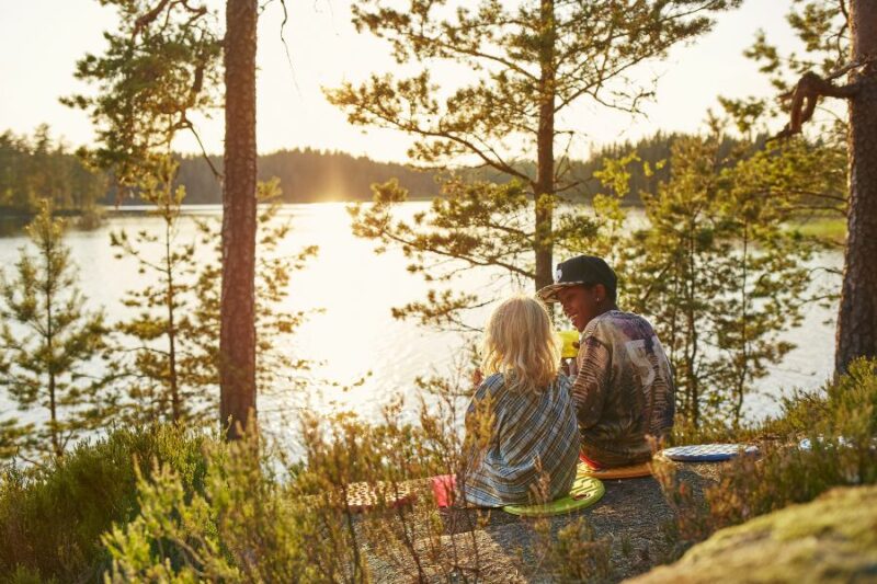 Des enfants s'amusent sur un lac suédois en été.
