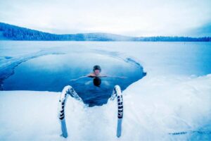 Bain de glace au Valkea Lodge avec Nordic