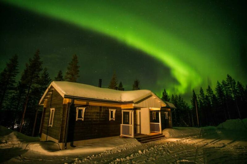Lodge met noorderlicht bij Valkea met Nordic