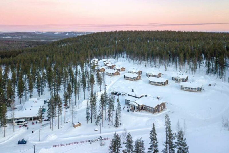 Luchtfoto van Valkea lodge in de sneeuw met Nordic