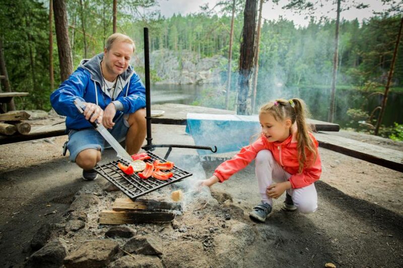 Cuisiner en extérieur en Laponie en été avec Nordic