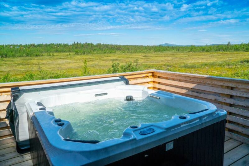 Jacuzzi àl'Aurora Mountain Logde - Laponie en été Nordic