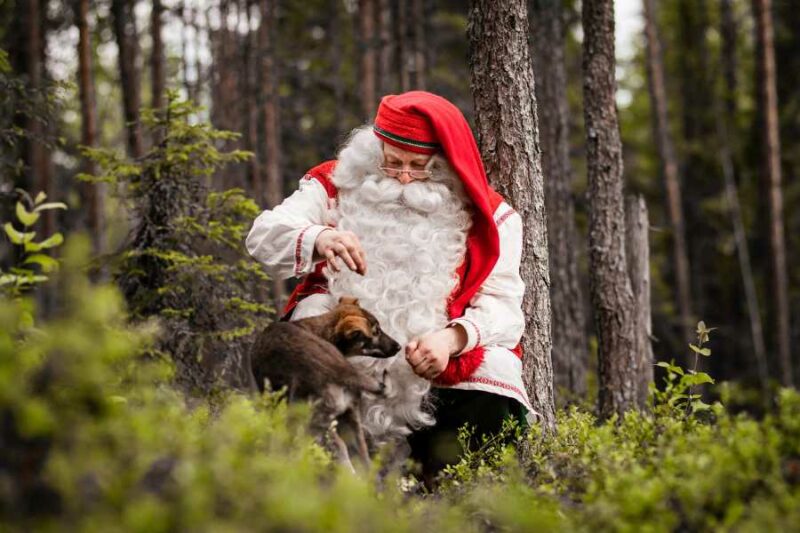 Santa claus in de bossen buiten Rovaniemi