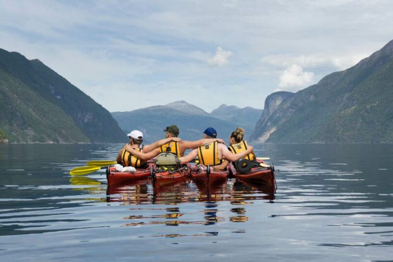 vrienden aan het kajakken in Noorwegen