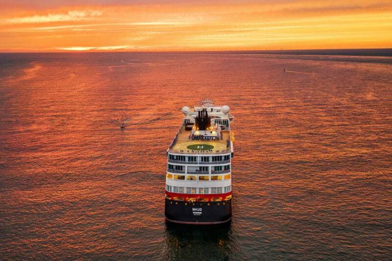 schip op zee met middernachtzon