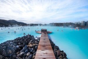 De Blue Lagoon hot spring in IJsland is de bekendste warmwaterbron