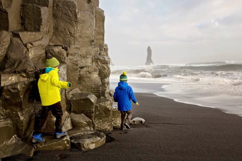 kinderen op het strand in IJsland