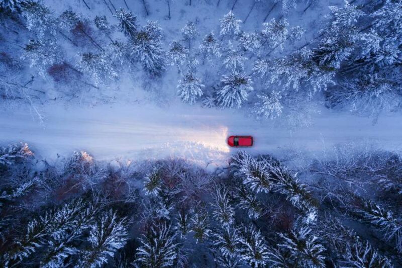 luchtfoto van auto in de sneeuw in Lapland in de winter