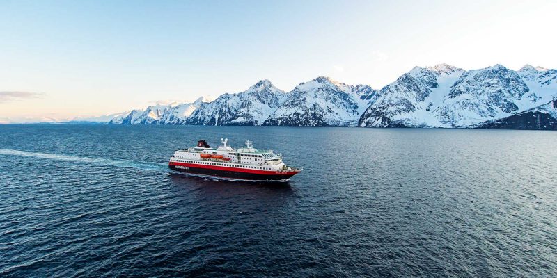 Besneeuwde bergen in Noorwegen tijdens een Nordic zeereis © Irjan Bertelsen Hurtigruten
