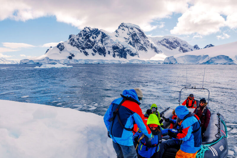 Hurtigruten-Antarctique-Excursion-tenderboat-114013-©-Maximilian-Schwarz-Hurtigruten-05