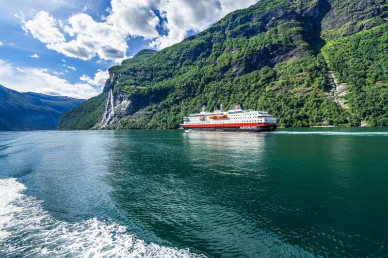 Hurtigruten schip tijdens een zeereis met Nordic (2)
