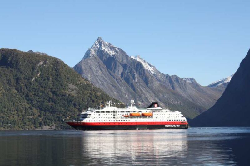 Hurtigruten schip tijdens een zeereis met Nordic_1