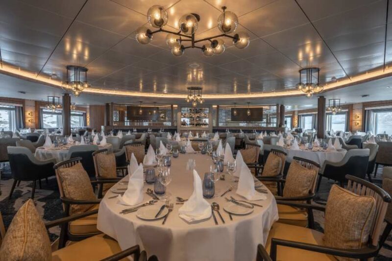 Restaurant in het Ocean Albatros schip tijdens een zeereis met Nordic