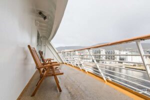 ms-trollfjord-hurtigruten-expedition-suite-balcony