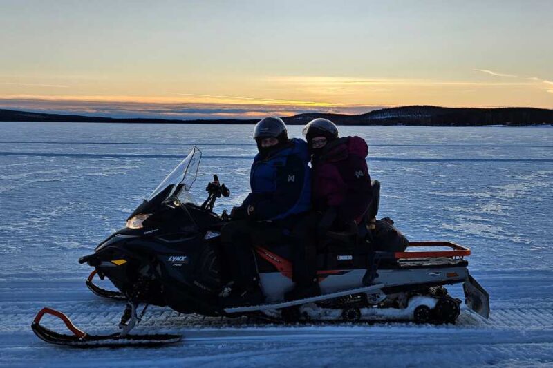 Anne et son partenaire en motoneige en Laponie suédoise©Anne-Fritsch